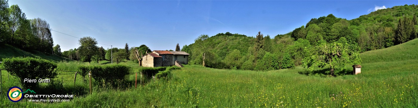 23 Alla verde radura prativa con la 'Santella' della Madonna.jpg